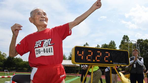 Hidekichi Miyazaki celebra su nuevo récord mundial