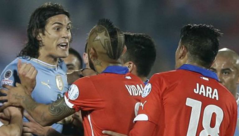 Edinson Cavani encara a Gonzalo Jara tras el incidente