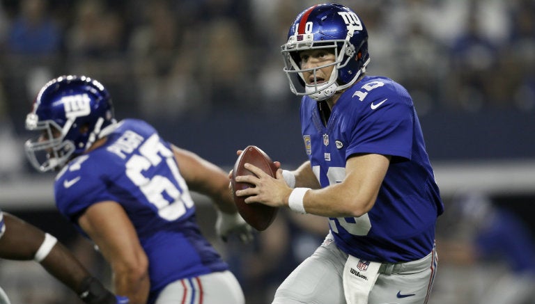 Eli Manning buscando librar una captura