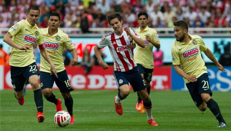 Fierro y Aguilar luchan por el balón en el Clásico pasado