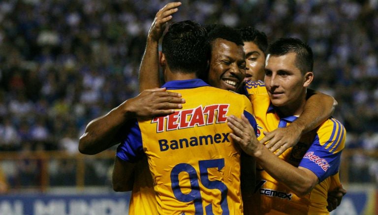 Uche festeja gol con sus compañeros de Tigres