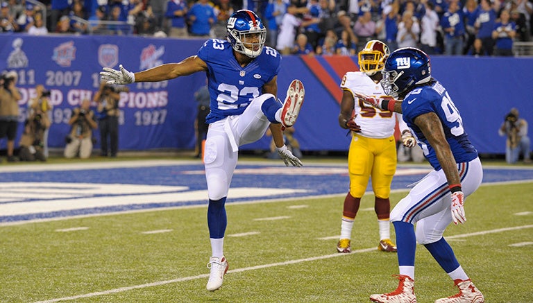 Rashad Jennings celebra tras bloquear una patada