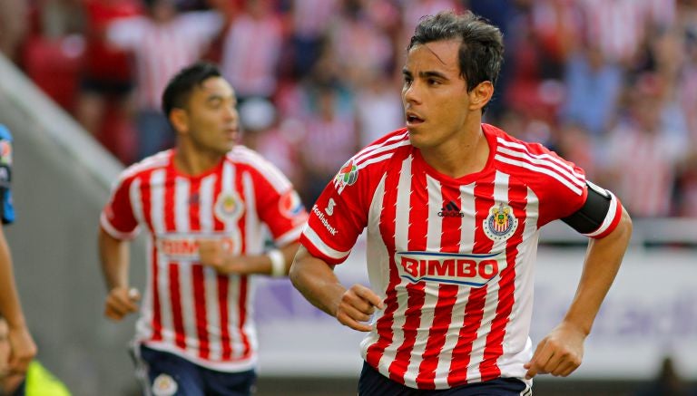 Omar Bravo celebra un gol con el Rebaño Sagrado 