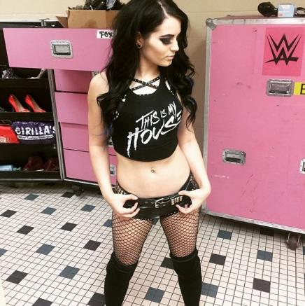 Paige presume su vestuario antes de una pelea