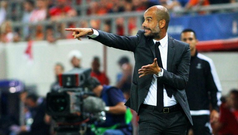 Pep da indicaciones desde el banquillo del Bayern