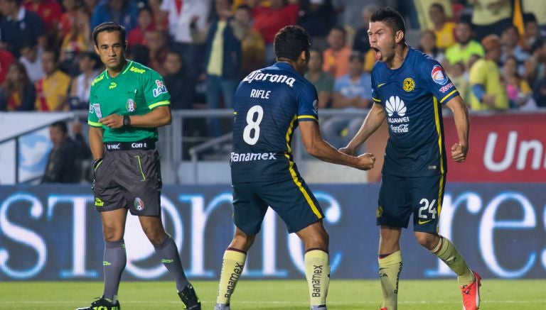 Oribe Peralta celebra un gol con el América 