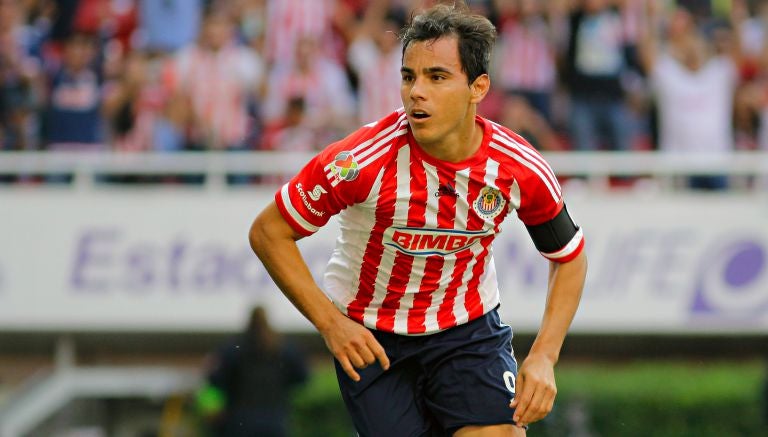 Omar Bravo celebra un gol anotado con las Chivas