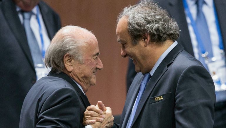 Platini se saluda con Blatter en un consejo de la FIFA