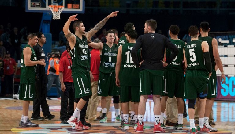 El Tri de basquetbol conversa durante un tiempo fuera 