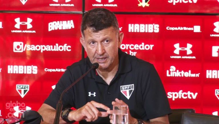 Juan Carlos Osorio en una conferencia de prensa con Sao Paulo