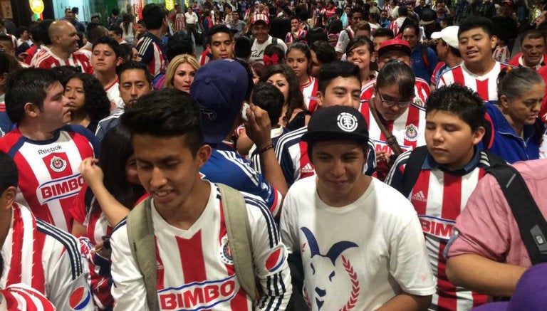 Aficionados a Chivas en el aeropuerto