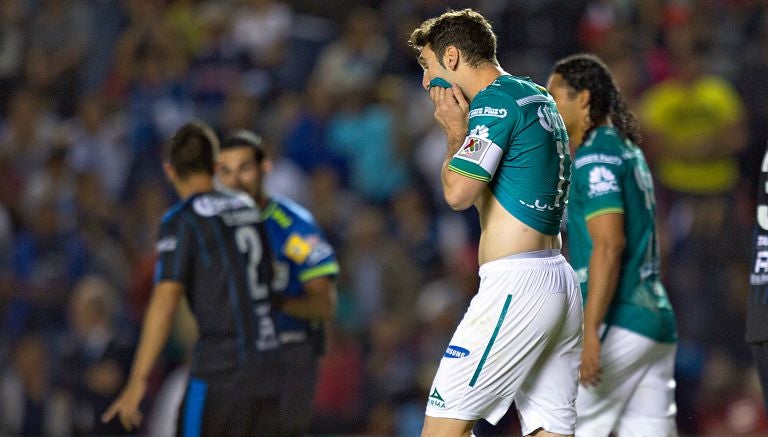 Mauro Boselli se limpia el rostro con la camiseta