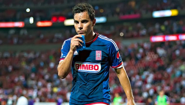 Omar Bravo se retira de la cancha después de un partido