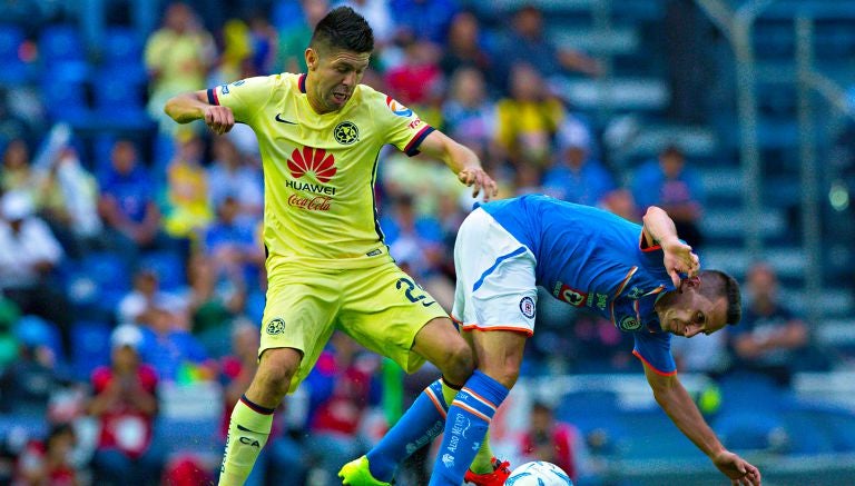 Oribe pelea un balón en un partido frente a Cruz Azul