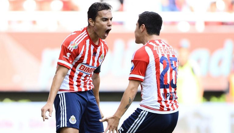 Omar Bravo festeja un gol con Chivas