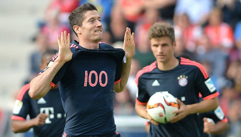 Lewandowski celebra su gol 100 en Bundesliga