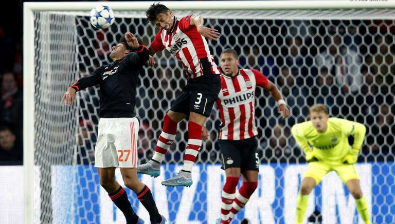 Héctor Moreno en un partido con el PSV Eindhoven 