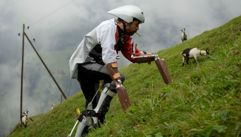 Thomas Thwaites, caminando como cabra en los Alpes suizos