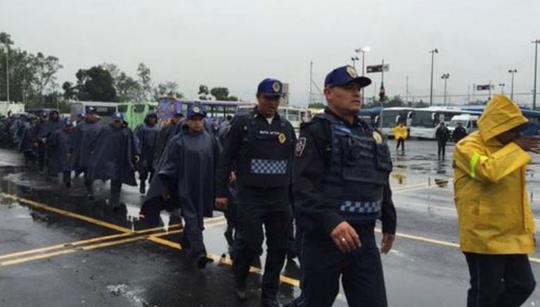 Los policías formados afuera del estadio Azteca 