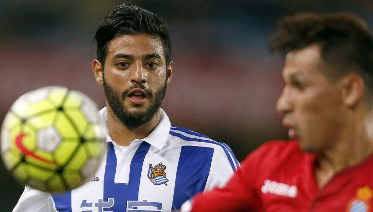 Carlos Vela disputa un balón