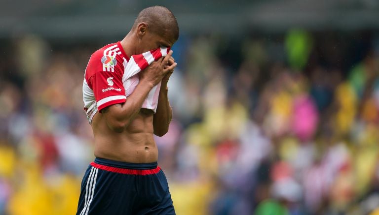 Carlos Salcido abandona la cancha del Azteca tras ser expulsado