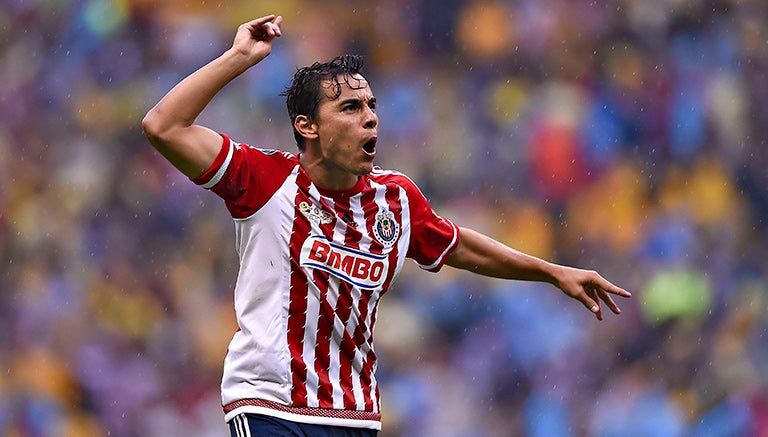 Bravo festeja un gol en el Azteca