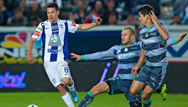 Hirving Lozano intenta quitarse a los rivales