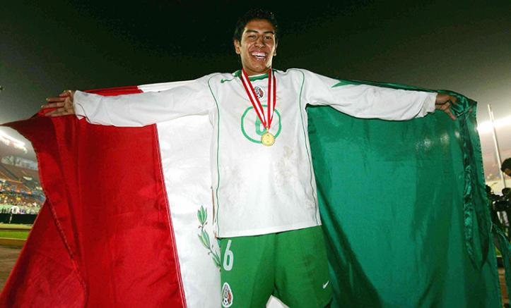 Esparza recorre el estadio con la bandera de México