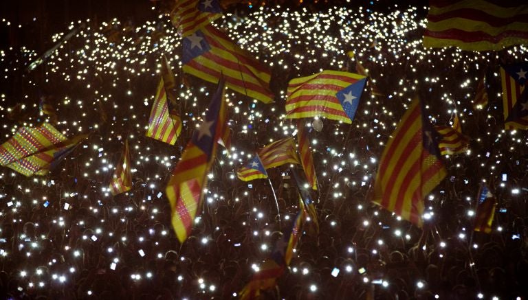 Banderas catalanas ondean en una marcha