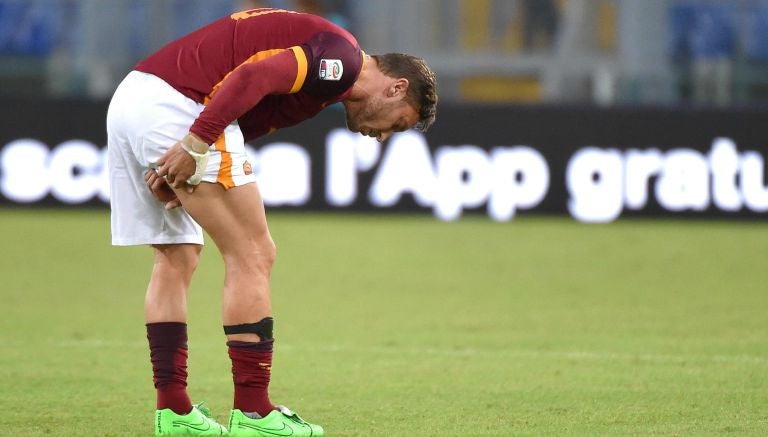 Totti se toma la pierna tras su lesión