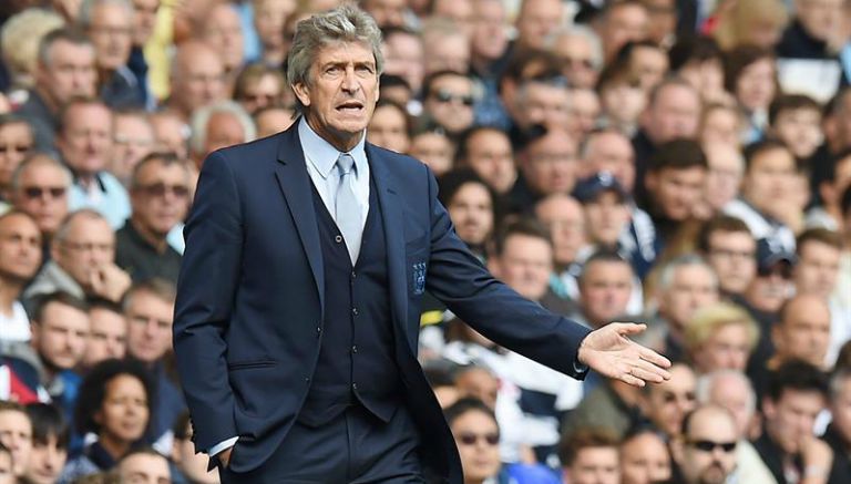 Manuel Pellegrini dando instrucciones en un partido del Manchester City