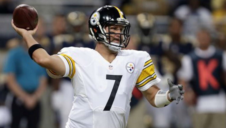 Roethlisberger se prepara para lanzar un pase