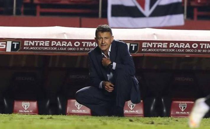 Osorio observa un partido desde la banca