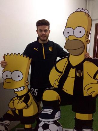 Jugador del Peñarol posa con Bart y Homero