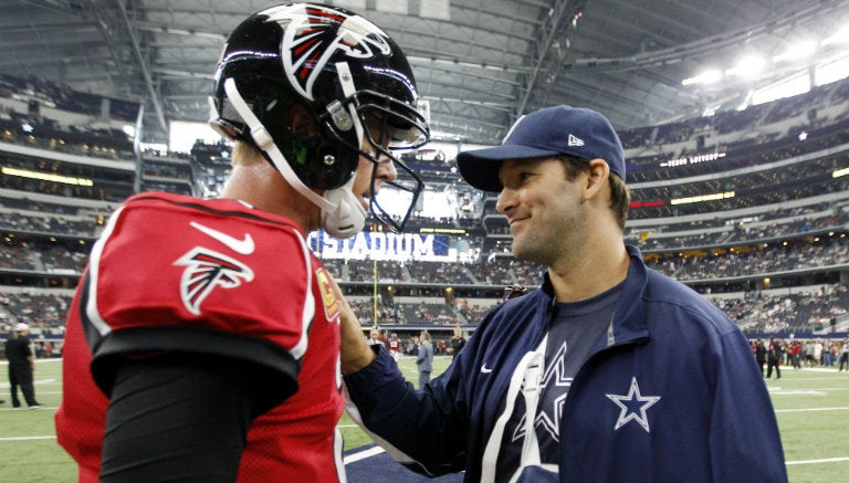 Tony Romo platica con Matt Ryan 