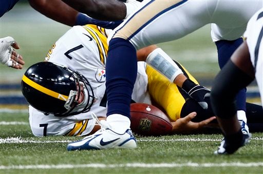 Roethlisberger se queja tras contacto en su rodilla izquierda