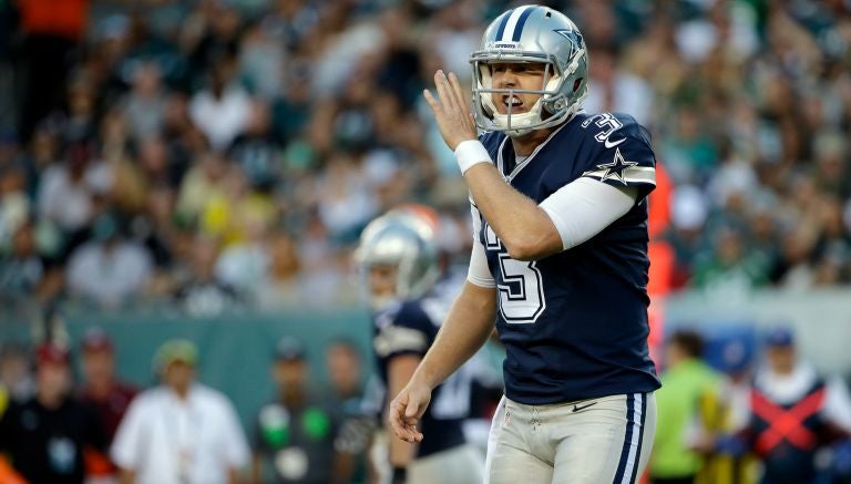 Brandon Weeden eda indicaciones a sus compañeros