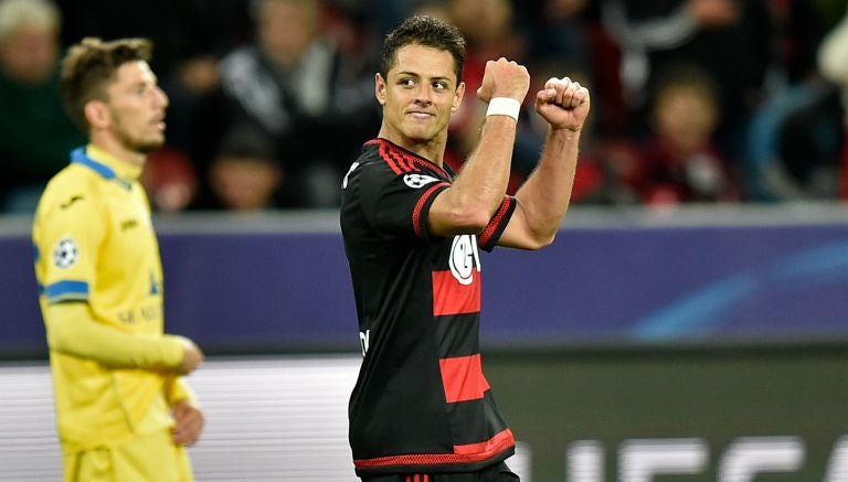 Chicharito celebra un gol con el Bayer Leverkusen