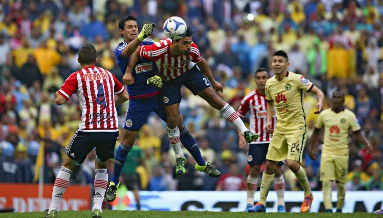 Pelea por el balón en el Clásico Nacional