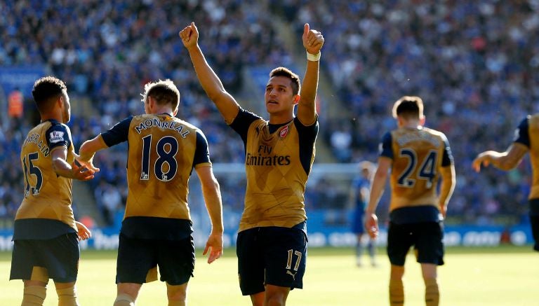 Alexis Sánchez festeja uno de sus goles frente al Leicester