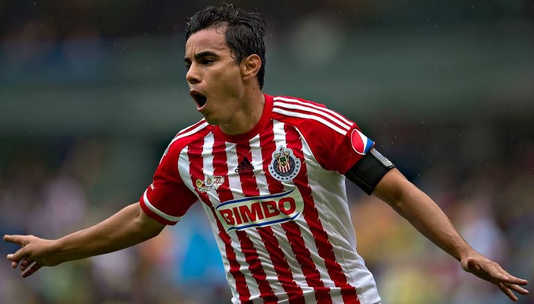 Omar Bravo celebra un gol contra América