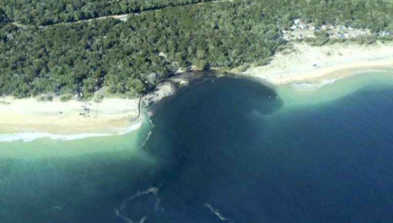 El inmenso agujero que se formó en la playa de Australia