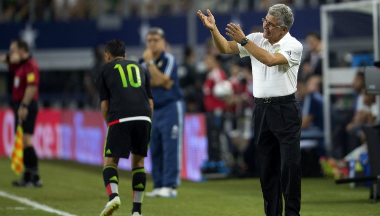 Ricardo Ferretti observa partido amistoso de México