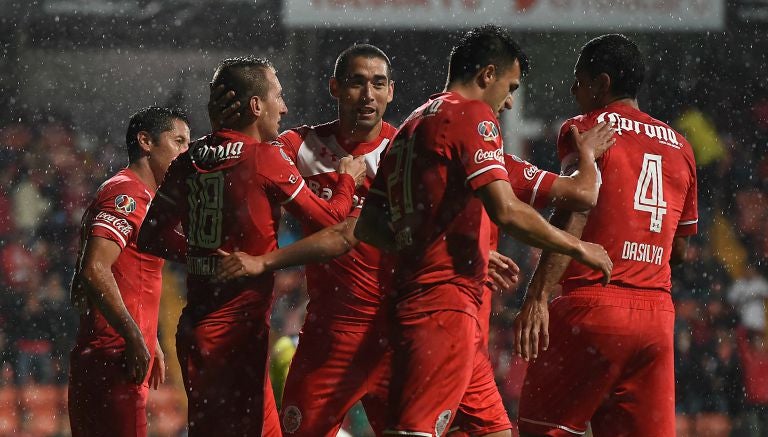 Jugadores del Toluca festejan un gol