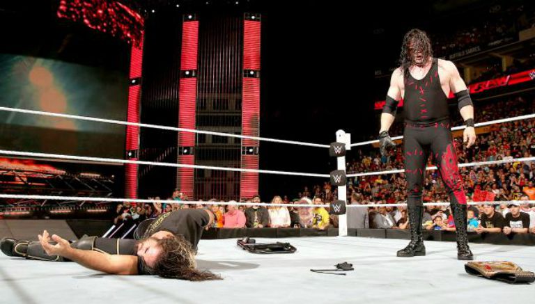 Kane después de golpear a Rollins