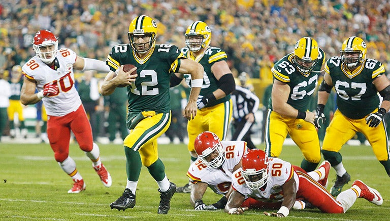 Rodgers corre para quitarse la marca de dos jugadores de Kansas City