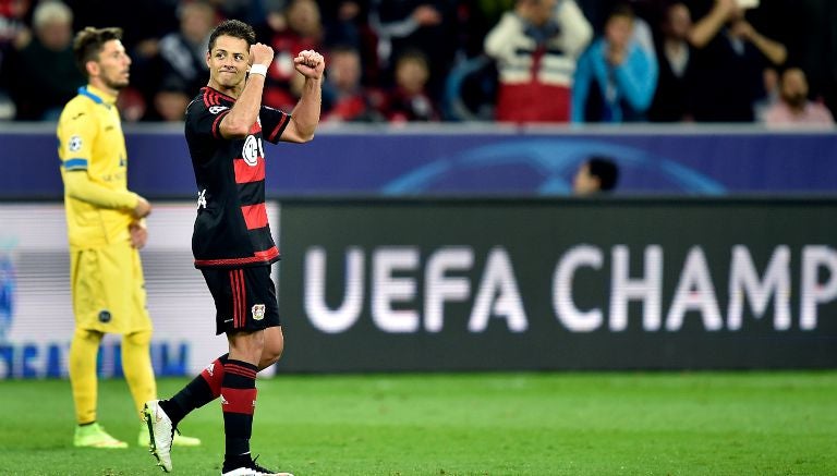 Javier Hernández festeja un gol con Bayer