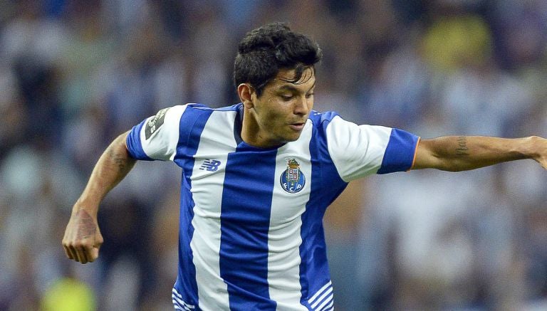 Tecatito Corona, en partido con Porto