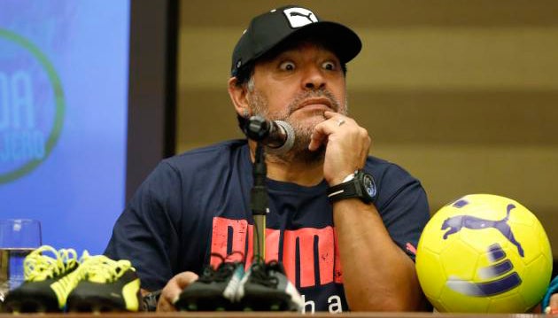 Maradona durante una conferencia de prensa