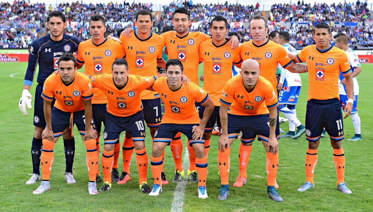 Jugadores de Cruz Azul posan previo al partido